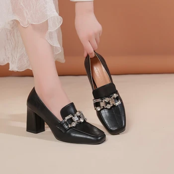 Марка дамски обувки 2023 г., женски обувки, без закопчалка на високи токчета, модерни метални орнаменти за офис и за кариера, нови дамски обувки на токчета с квадратни пръсти